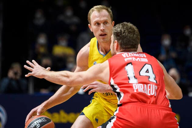 v l Luke Sikma Alba Berlin, 43 , Sasha Vezenkov Olympiakos Piraeus, 14 , one-on-one, action, fight, GER, basketball, Alba Berlin vs Olympiakos Piraeus Stats Turkish Airlines EuroLeague 2021 22 , season 2021 2022, 10 03 2022, basketball Alba Berlin vs Olympiakos Piraeus Stats Turkish Airlines EuroLeague 2021 22 , game, 10 03 2022, Berlin Copyright: xEibner-Pressefoto UwexKochx EP_UKH