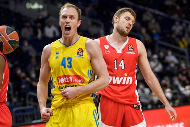 v l Luke Sikma Alba Berlin, 43 , Sasha Vezenkov Olympiakos Piraeus, 14 , joy, jubilation, sorrow, sad, depressed, angry, GER, Basketball, Alba Berlin vs Olympiakos Piraeus Stats Turkish Airlines EuroLeague 2021 22 , 2021 2022 season, 10 03 2022, Basketball Alba Berlin vs Olympiakos Piraeus Stats Turkish Airlines EuroLeague 2021 22 , game, 10 03 2022, Berlin. Copyright: xEibner-Pressefoto UwexKochx EP_UKH