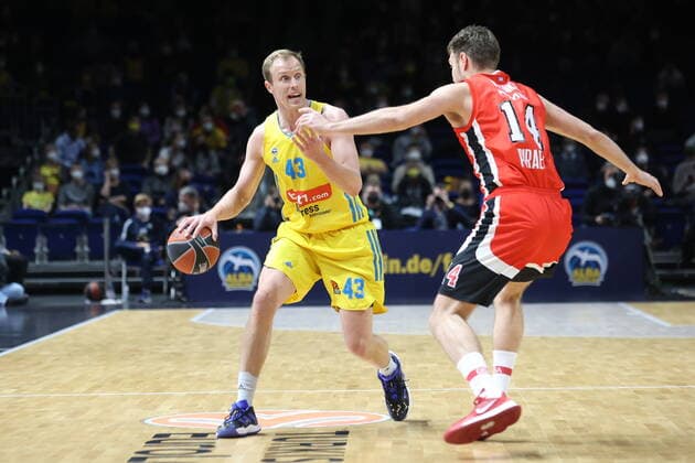 DEU, Europa League, ALBA vs Olympiacos Piraeus, 10 03 2022, Mercedes Benz Arena, Berlin, DEU, Europa League, ALBA vs Olympiacos Piraeus, in picture Luke Sikma ALBA Berlin 43 , Sasha Vezenkov Olympiacos Piraeus 14 nordphotoxGmbHx xEngler nph00076