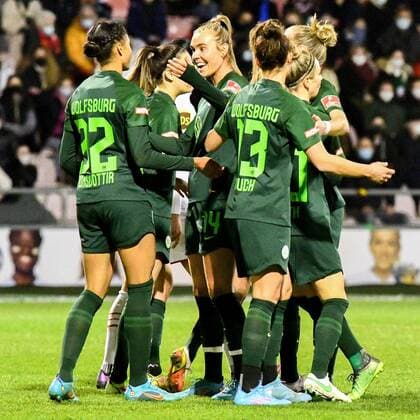 v li Sveindis Jane Jonsdottir VfL Wolfsburg, 32 scores the goal to 0 1, goal, goal success, action, action, game scene, cheering about a goal, celebrating the goal, goal, celebration, cheering about the goal, optimistic, action, action, 11 03 2022, Cologne Germany , Football, Flyeralarm Womens Bundesliga, 1 FC Köln VFL Wolfsburg, Soccer, Flyeralarm Womens Bundesliga, 1 FC Köln VFL Wolfsburg, DFB DFL REGULATES PROHIBIT ANY USE OF PHOTOGRAPHS AS IMAGE SEQUENCES AND OR QUASI VIDEO xmhx