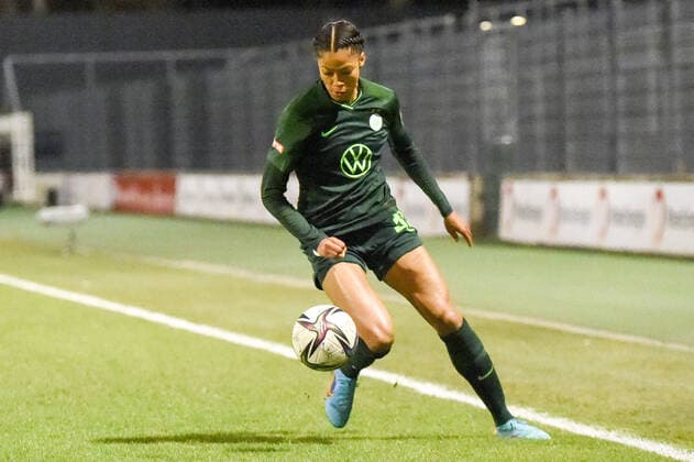 Sveindis Jane Jonsdottir VfL Wolfsburg, 32 on the ball, game scene, crop, full body, single image, action, 11 03 2022, Cologne Germany , Football, Flyeralarm Frauen Bundesliga, 1 FC Köln VFL Wolfsburg, Soccer, Flyeralarm Frauen Bundesliga, 1 FC Köln VFL Wolfsburg, DFB DFL REGULATIONS PROHIBIT ANY USE OF PHOTOGRAPHS AS IMAGE SEQUENCES AND OR QUASI VIDEO xmhx