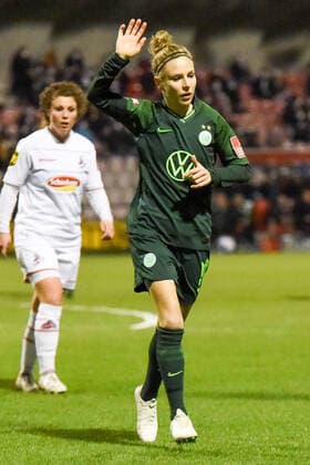 Svenja Huth VfL Wolfsburg, 10 gives instructions, gestures, gesticulate with arms, gives instructions, gesticulate, 11 03 2022, Cologne Germany , Football, Flyeralarm Frauen Bundesliga, 1 FC Köln VFL Wolfsburg, Football, Flyeralarm Frauen Bundesliga, 1 FC Köln VFL Wolfsburg, DFB DFL REGULATIONS PROHIBIT ANY USE OF PHOTOGRAPHS AS IMAGE SEQUENCES AND OR QUASI VIDEO xmhx