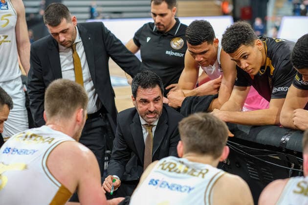 Time out Braunschweig to Jesus Ramirez Basketball Loewen Braunschweig,head coach , MLP Academics Heidelberg vs Basketball Loewen Braunschweig, basketball, easyCredit Bundesliga, 25 match day, season 2021 2022, 12 03 2022, MLP Academics Heidelberg vs Basketball Loewen Braunschweig, basketball, easyCredit Bundesliga, 25 match day, season 2021 2022, 12 03 2022, Heidelberg Copyright: xEibner-Pressefotox EP_EER