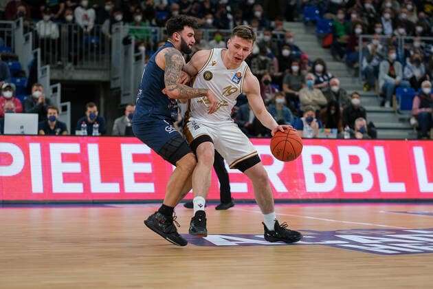 Ondrej Sehnal Basketball Loewen Braunschweig, 19 in duel with Jordan Geist MLP Academics Heidelberg, 15 , MLP Academics Heidelberg vs Basketball Loewen Braunschweig, Basketball, easyCredit Bundesliga, 25 Spieltag, Saison 2021 2022, 12 03 2022, MLP Academics Heidelberg vs Basketball Loewen Braunschweig, Basketball, easyCredit Bundesliga, 25 Spieltag, Saison 2021 2022, 12 03 2022, Heidelberg Copyright: xEibner-Pressefotox EP_EER