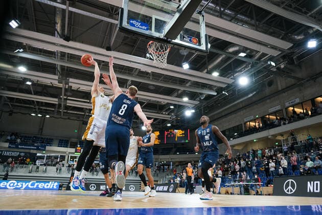 David Kraemer Basketball Loewen Braunschweig, 1 in duel with Max Ugrai MLP Academics Heidelberg, 8 , MLP Academics Heidelberg vs Basketball Loewen Braunschweig, Basketball, easyCredit Bundesliga, 25 Spieltag, Saison 2021 2022, 12 03 2022, MLP Academics Heidelberg vs Basketball Loewen Braunschweig, Basketball, easyCredit Bundesliga, 25 Spieltag, Saison 2021 2022, 12 03 2022, Heidelberg Copyright: xEibner-Pressefotox EP_EER