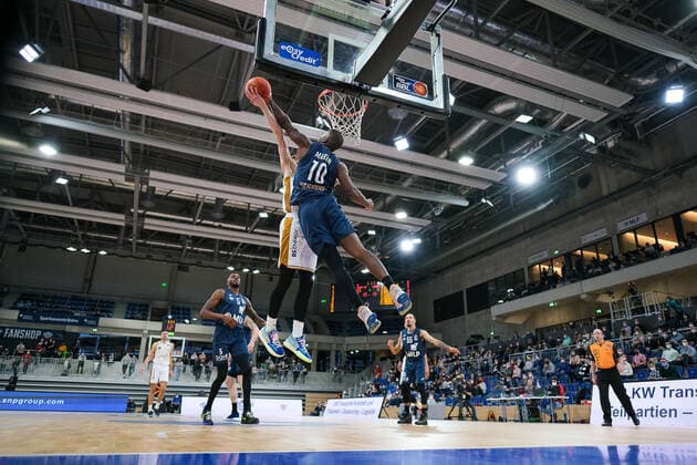 Kelvin Martin MLP Academics Heidelberg, 10 in duel with David Kraemer Basketball Loewen Braunschweig, 1 , MLP Academics Heidelberg vs Basketball Loewen Braunschweig, Basketball, easyCredit Bundesliga, 25 Spieltag, Saison 2021 2022, 12 03 2022, MLP Academics Heidelberg vs Basketball Loewen Braunschweig, Basketball, easyCredit Bundesliga, 25 Spieltag, Saison 2021 2022, 12 03 2022, Heidelberg Copyright: xEibner-Pressefotox EP_EER