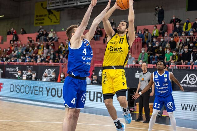 Niklas Geske VfL SparkassenStars Bochum, 04 Erol Ersek Tigers Tuebingen, 11 Tigers Tuebingen vs VfL SparkassenStars Bochum, 2 Basketball Bundesliga, Pro A, Barmer 2 Basketball, 29 Spieltag , Spielzeit 2021 2022, 12 03 2022 Tigers Tuebingen vs VfL SparkassenStars Bochum, 2 Basketball Bundesliga, Pro A, Barmer 2 Basketball, 29 Spieltag , Spielzeit 2021 2022, 12 03 2022 Tuebingen Copyright: xNinaxSanderx xEibnerxPressefotox EP_NSR