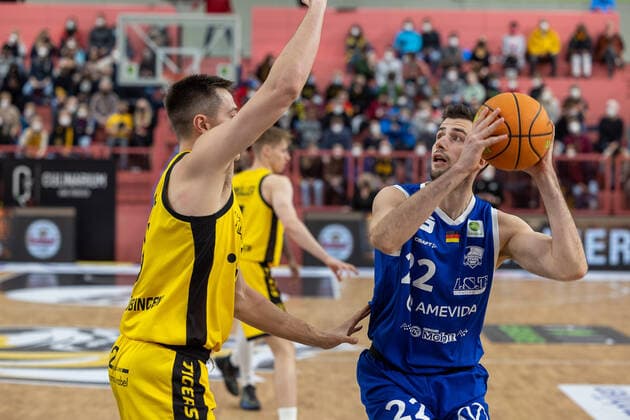 Ryan Mikesell Tigers Tuebingen, 33 Johannes Joos VfL SparkassenStars Bochum, 22 Tigers Tuebingen vs VfL SparkassenStars Bochum, 2 Basketball Bundesliga, Pro A, Barmer 2 Basketball, 29 Spieltag , Spielzeit 2021 2022, 12 03 2022 Tigers Tuebingen vs VfL SparkassenStars Bochum, 2 Basketball Bundesliga, Pro A, Barmer 2 Basketball, 29 Spieltag , Spielzeit 2021 2022, 12 03 2022 Tuebingen Copyright: xNinaxSanderx xEibnerxPressefotox EP_NSR