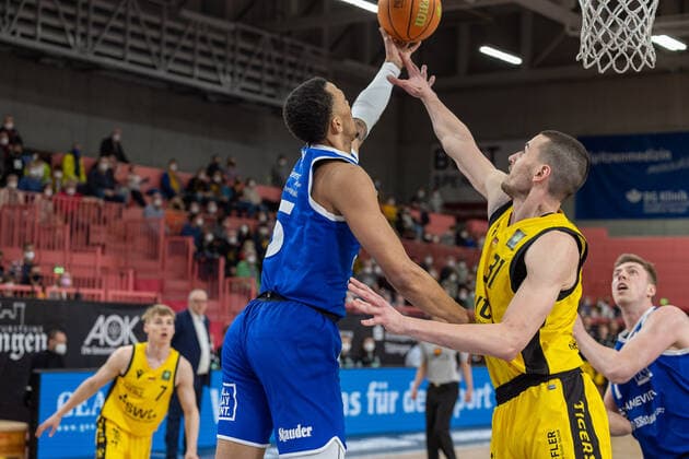 Dominic Jevon Green VfL SparkassenStars Bochum, 05 Daniel Keppeler Tigers Tuebingen, 31 Tigers Tuebingen vs VfL SparkassenStars Bochum, 2 Basketball Bundesliga, Pro A, Barmer 2 Basketball, 29 Spieltag , Spielzeit 2021 2022, 12 03 2022 Tigers Tuebingen vs VfL SparkassenStars Bochum, 2 Basketball Bundesliga, Pro A, Barmer 2 Basketball, 29 Spieltag , Spielzeit 2021 2022, 12 03 2022 Tuebingen Copyright: xNinaxSanderx xEibnerxPressefotox EP_NSR