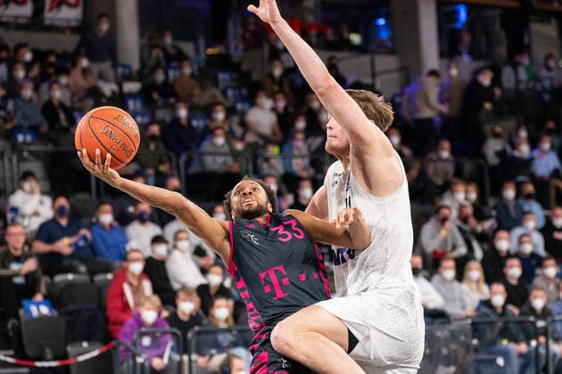 Basketball, 2022 season, easyCredit BBL, Hamburg Towers HAM Telekom Baskets Bonn BON , edel optics de Arena, 12 03 2022, 25 match day Parker Jackson Cartwright 33, BON , Maik Kotsar 11, HAM For editorial use only Hamburg edel optics de Arena, Kurt Emmerich Platz, Wilhelmsburger Inselpark Hamburg Germany Copyright: xIMAGO. Lobeca RobertoxSeidelx
