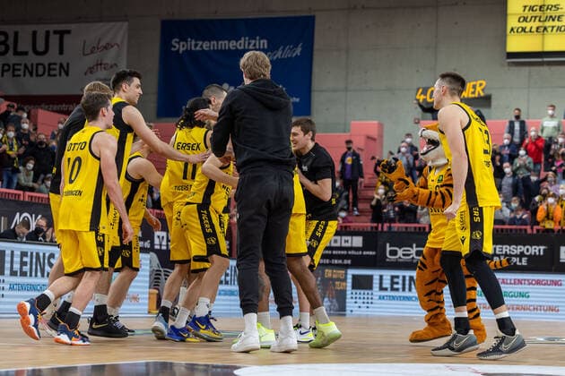 Tigers Tuebingen celebrate victory over VfL SparkassenStars Bochum Tigers Tuebingen vs VfL SparkassenStars Bochum, 2 Basketball Bundesliga, Pro A, Barmer 2 Basketball, 29 Match Day , Season 2021 2022, 12 03 2022 Tigers Tuebingen vs VfL SparkassenStars Bochum, 2 Basketball Bundesliga, Pro A, Barmer 2 Basketball, 29 Match Day , Season 2021 2022, 12 03 2022 Tuebingen Copyright: xNinaxSanderx xEibnerxPressefotox EP_NSR