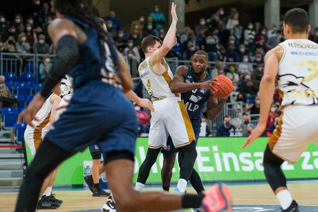 mlp10 in duel with David Kraemer Basketball Loewen Braunschweig, 1 , MLP Academics Heidelberg vs Basketball Loewen Braunschweig, Basketball, easyCredit Bundesliga, 25 Spieltag, Saison 2021 2022, 12 03 2022, MLP Academics Heidelberg vs Basketball Loewen Braunschweig, Basketball, easyCredit Bundesliga, 25 Spieltag, Saison 2021 2022, 12 03 2022, Heidelberg Copyright: xEibner-Pressefotox EP_EER