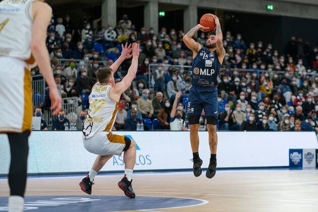 Jordan Geist MLP Academics Heidelberg, 15 while shooting against Ondrej Sehnal Basketball Loewen Braunschweig, 19 , MLP Academics Heidelberg vs Basketball Loewen Braunschweig, Basketball, easyCredit Bundesliga, 25 Spieltag, Saison 2021 2022, 12 03 2022, MLP Academics Heidelberg vs Basketball Loewen Braunschweig, Basketball, easyCredit Bundesliga, 25 Spieltag, Saison 2021 2022, 12 03 2022, Heidelberg Copyright: xEibner-Pressefotox EP_EER