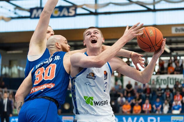 Reggie Upshaw MBC, 30 , Matt Haarms Skyliners, 3 , Syntainics MBC vs Fraport Skyliners, Basketball Bundesliga, Maenner, 2021 2022, 25 Spieltag, 13 03 2022, Syntainics MBC vs Fraport Skyliners, Basketball Bundesliga, Maenner, 2021 2022, 25 Spieltag, 13 03 2022, Weissenfels. Copyright: xEibner-Pressefoto EckehardxSchulzx ep_eer