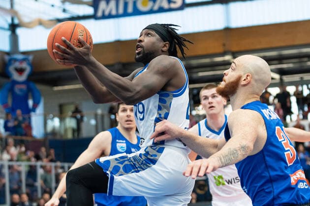 Will Cherry Skyliners, 29 , Reggie Upshaw MBC, 30 , Syntainics MBC vs Fraport Skyliners, Basketball Bundesliga, Maenner, 2021 2022, 25 Spieltag, 13 03 2022, Syntainics MBC vs Fraport Skyliners, Basketball Bundesliga, Maenner, 2021 2022, 25 Spieltag, 13 03 2022, Weissenfels. Copyright: xEibner-Pressefoto EckehardxSchulzx ep_eer