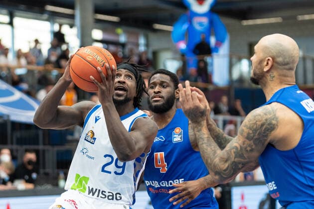 Will Cherry Skyliners, 29 , AJ English MBC, 4 , Sergio Kerusch MBC, 07 , Syntainics MBC vs Fraport Skyliners, Basketball Bundesliga, Maenner, 2021 2022, 25 Spieltag, 13 03 2022, Syntainics MBC vs Fraport Skyliners, Basketball Bundesliga, Maenner, 2021 2022, 25 Spieltag, 13 03 2022, Weissenfels. Copyright: xEibner-Pressefoto EckehardxSchulzx ep_eer