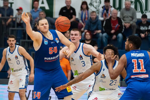 John Bryant MBC, 54 , Matt Haarms Skyliners, 3 , Quantez Robertson Skyliners, 23 , Kostja Mushidi MBC, 11 , Syntainics MBC vs Fraport Skyliners, Basketball Bundesliga, Men, 2021 2022, 25 Spieltag, 13 03 2022, Syntainics MBC vs Fraport Skyliners, Basketball Bundesliga, Men, 2021 2022, 25 Spieltag, 13 03 2022, Weissenfels. Copyright: xEibner-Pressefoto EckehardxSchulzx ep_eer