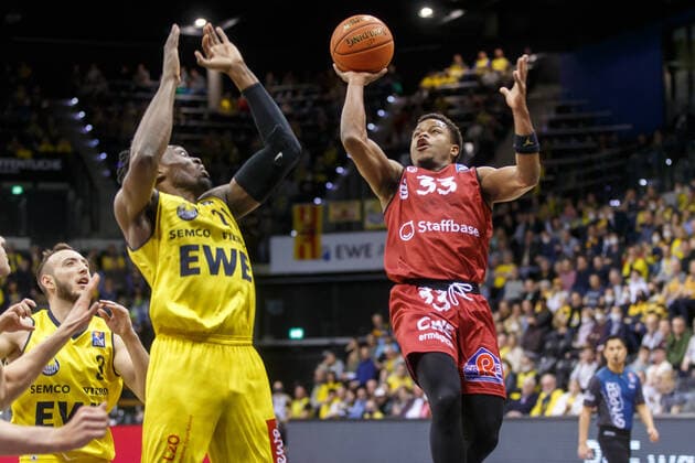 Oldenburg, Lower Saxony, DEU, 13 03 2022, Eric Washington right, Niners Chemnitz , Tai Odiase center, EWE Baskets Oldenburg unnd Max Heidegger left, EWE Baskets Oldenburg EWE Baskets Oldenburg vs Niners Chemnitz 1 Basketball Bundesliga Season 2021 2022, 25 Spieltag, Grosse EWE Arena EWE Baskets Oldenburg vs Niners Chemnitz