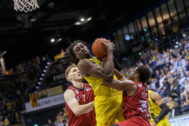 Oldenburg, Lower Saxony, DEU, 13 03 2022, Tai Odiase center, EWE Baskets Oldenburg , Eric Washington right, Niners Chemnitz and Jonas Richter left, Niners Chemnitz EWE Baskets Oldenburg vs Niners Chemnitz 1 Basketball Bundesliga Saison 2021 2022, 25 Spieltag, Grosse EWE Arena EWE Baskets Oldenburg vs Niners Chemnitz