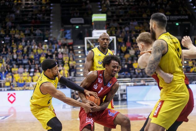 Oldenburg, Lower Saxony, DEU, 13 03 2022, Isiaha Mike center, Niners Chemnitz , Phil Pressey left, EWE Baskets Oldenburg and Rickey Paulding center, EWE Baskets Oldenburg EWE Baskets Oldenburg vs Niners Chemnitz 1 Basketball Bundesliga Saison 2021 2022, 25 Spieltag, Grosse EWE Arena EWE Baskets Oldenburg vs Niners Chemnitz