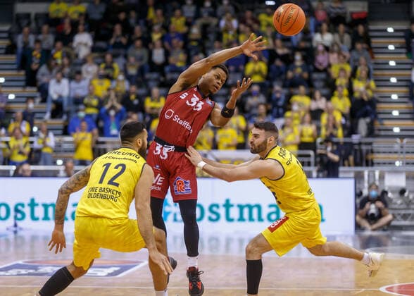 Oldenburg, Lower Saxony, DEU, 13 03 2022, Bennet Hundt center, EWE Baskets Oldenburg , Matt Farrell right, EWE Baskets Oldenburg and Martin Breunig left, EWE Baskets Oldenburg EWE Baskets Oldenburg vs Niners Chemnitz 1 Basketball Bundesliga Saison 2021 2022, 25 Spieltag, Grosse EWE Arena EWE Baskets Oldenburg vs Niners Chemnitz