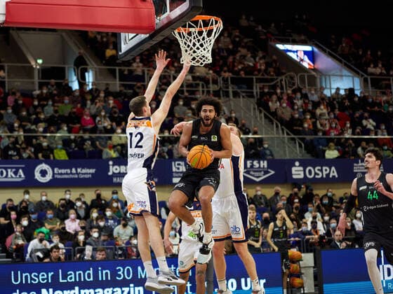 Tyler Cheese Team Ehingen Urspring 04 , Stefan Ilzhoefer Rostock Seawolves 12 , Bernat Vanaclocha Team Ehingen Urspring 44 Rostock Seawolves vs Team Ehingen Urspring, 2 Barmer Basketball Bundesliga, ProA, season 2021 2022, 29 match day, 13 03 2022 Rostock Seawolves vs Team Ehingen Urspring, 2 Barmer Basketball Bundesliga, ProA, season 2021 2022, 29 match day, 13 03 2022 Rostock Copyright: xStephaniexZerbe xEibner-Pressefotox EP_SZE