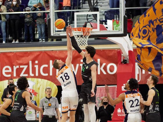 Strong block by Bernat Vanaclocha Team Ehingen Urspring 44 against Till Gloger Rostock Seawolves 18 Rostock Seawolves vs Team Ehingen Urspring, 2 Barmer Basketball Bundesliga, ProA, Spielzeit 2021 2022, 29 Spieltag, 13 03 2022 Rostock Seawolves vs Team Ehingen Urspring, 2 Barmer Basketball Bundesliga, ProA, Spielzeit 2021 2022, 29 Spieltag, 13 03 2022 Rostock Copyright: xStephaniexZerbe xEibner-Pressefotox EP_SZE