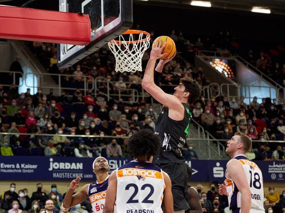 Basket shot by Bernat Vanaclocha Team Ehingen Urspring 44 , Nijal Pearson Rostock Seawolves 22 , Chris Carter Rostock Seawolves 05 Rostock Seawolves vs Team Ehingen Urspring, 2 Barmer Basketball Bundesliga, ProA, Spielzeit 2021 2022, 29 Spieltag, 13 03 2022 Rostock Seawolves vs Team Ehingen Urspring, 2 Barmer Basketball Bundesliga, ProA, Spielzeit 2021 2022, 29 Spieltag, 13 03 2022 Rostock Copyright: xStephaniexZerbe xEibner-Pressefotox EP_SZE