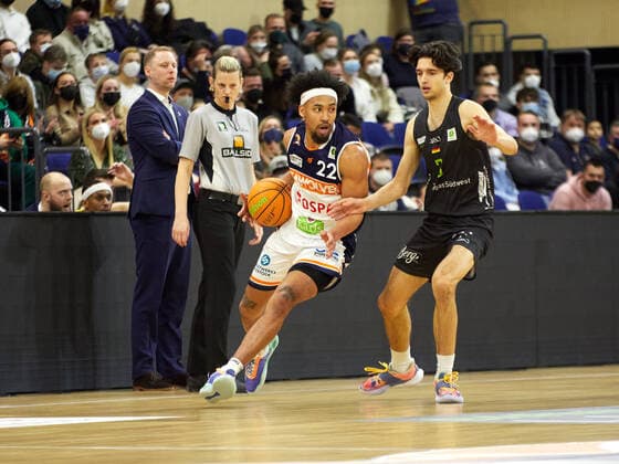 Duel between Nijal Pearson Rostock Seawolves 22 and Tim Martinez Team Ehingen Urspring 03 Rostock Seawolves vs Team Ehingen Urspring, 2 Barmer Basketball Bundesliga, ProA, season 2021 2022, 29 matchday, 13 03 2022 Rostock Seawolves vs Team Ehingen Urspring, 2 Barmer Basketball Bundesliga, ProA, season 2021 2022, 29 matchday, 13 03 2022 Rostock Copyright: xStephaniexZerbe xEibner-Pressefotox EP_SZE