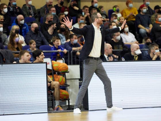 Johannes Huebner Team Ehingen Urspring Co Trainer, Coach Rostock Seawolves vs Team Ehingen Urspring, 2 Barmer Basketball Bundesliga, ProA, Spielzeit 2021 2022, 29 Spieltag, 13 03 2022 Rostock Seawolves vs Team Ehingen Urspring, 2 Barmer Basketball Bundesliga, ProA, Spielzeit 2021 2022, 29 Spieltag, 13 03 2022 Rostock Copyright: xStephaniexZerbe xEibner-Pressefotox EP_SZE