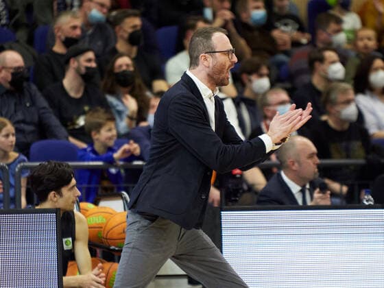 Applause from Johannes Huebner Team Ehingen Urspring Co Trainer, Coach for his team Rostock Seawolves vs Team Ehingen Urspring, 2 Barmer Basketball Bundesliga, ProA, Spielzeit 2021 2022, 29 Spieltag, 13 03 2022 Rostock Seawolves vs Team Ehingen Urspring, 2 Barmer Basketball Bundesliga, ProA, Spielzeit 2021 2022, 29 Spieltag, 13 03 2022 Rostock Copyright: xStephaniexZerbe xEibner-Pressefotox EP_SZE