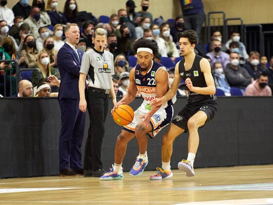 Duel between Nijal Pearson Rostock Seawolves 22 and Tim Martinez Team Ehingen Urspring 03 Rostock Seawolves vs Team Ehingen Urspring, 2 Barmer Basketball Bundesliga, ProA, season 2021 2022, 29 matchday, 13 03 2022 Rostock Seawolves vs Team Ehingen Urspring, 2 Barmer Basketball Bundesliga, ProA, season 2021 2022, 29 matchday, 13 03 2022 Rostock Copyright: xStephaniexZerbe xEibner-Pressefotox EP_SZE