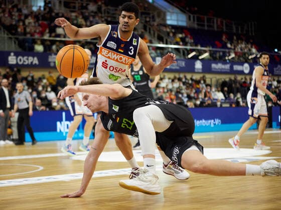 Fall and foul on Kevin Strangmeyer Team Ehingen Urspring 22 by Gabriel de Oliveira Rostock Seawolves 03 Rostock Seawolves vs Team Ehingen Urspring, 2 Barmer Basketball Bundesliga, ProA, Spielzeit 2021 2022, 29 Spieltag, 13 03 2022 Rostock Seawolves vs Team Ehingen Urspring, 2 Barmer Basketball Bundesliga, ProA, Spielzeit 2021 2022, 29 Spieltag, 13 03 2022 Rostock Copyright: xStephaniexZerbe xEibner-Pressefotox EP_SZE