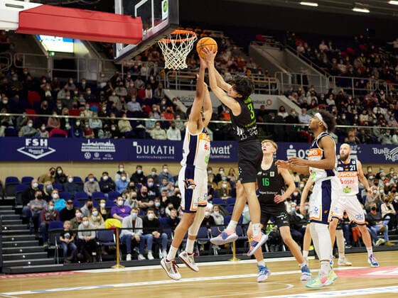 Tim Martinez Team Ehingen Urspring 03 , Gabriel de Oliveira Rostock Seawolves 03 Rostock Seawolves vs Team Ehingen Urspring, 2 Barmer Basketball Bundesliga, ProA, Spielzeit 2021 2022, 29 Spieltag, 13 03 2022 Rostock Seawolves vs Team Ehingen Urspring, 2 Barmer Basketball Bundesliga, ProA, Spielzeit 2021 2022, 29 Spieltag, 13 03 2022 Rostock. Copyright: xStephaniexZerbe xEibner-Pressefotox EP_SZE