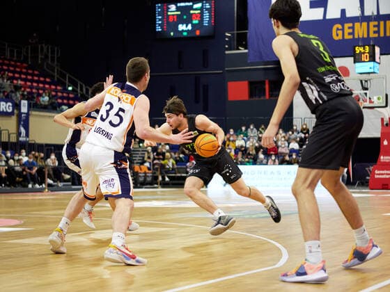Jakob Hanzalek Team Ehingen Urspring 77 Rostock Seawolves vs Team Ehingen Urspring, 2 Barmer Basketball Bundesliga, ProA, Spielzeit 2021 2022, 29 Spieltag, 13 03 2022 Rostock Seawolves vs Team Ehingen Urspring, 2 Barmer Basketball Bundesliga, ProA, Spielzeit 2021 2022, 29 Spieltag, 13 03 2022 Rostock Copyright: xStephaniexZerbe xEibner-Pressefotox EP_SZE