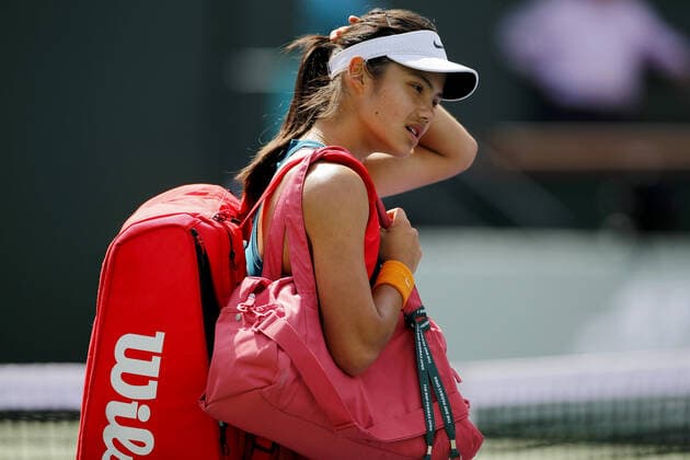 Mandatory Credit: Photo by Ella Ling Shutterstock (12845054y) Emma Raducanu of GBR leaves court following her loss BNP Paribas Open, Tennis, Day 5, Indian Wells Tennis Garden, California, USA - 13 Mar 2022 BNP Paribas Open, Tennis, Day 5, Indian Wells Tennis Garden, California, USA - 13 Mar 2022 Copyright: xEllaxLing Shutterstockx 12845054y