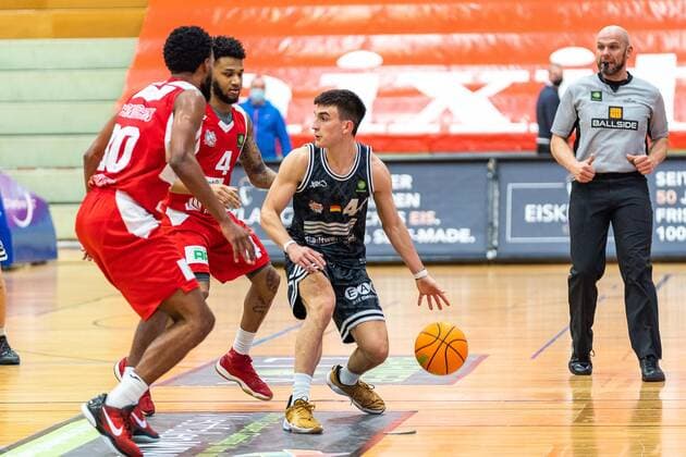 Vuk Radojicic Medipolis SC Jena, 44 in duel with Chavares Alexander Flanigan Uni Baskets Paderborn, 30 and Jordan Livingston Barnes Uni Baskets Paderborn, 4 GER, Uni Baskets Paderborn vs Medipolis SC Jena, Basketball, 2 Bundesliga ProA, season 2021 2022, 23 match day, 16 03 2022 Uni Baskets Paderborn vs Medipolis SC Jena, Basketball, 2 Bundesliga ProA, season 2021 2022, 23 match day, 16 03 2022 Paderborn. Copyright: xEibner-Pressefoto BahhoxKarax EP_BKA