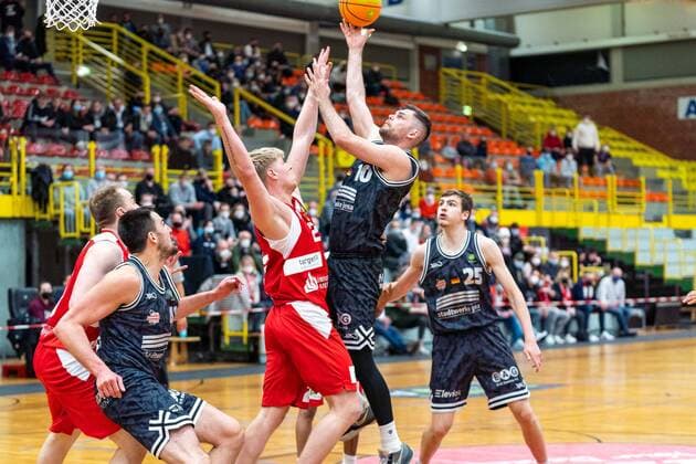 Julius Wolf Medipolis SC Jena, 10 vs Aaron Kayser Uni Baskets Paderborn, 22 GER, Uni Baskets Paderborn vs Medipolis SC Jena, basketball, 2 Bundesliga ProA, season 2021 2022, 23 match day, 16 03 2022 Uni Baskets Paderborn vs Medipolis SC Jena, basketball, 2 Bundesliga ProA, season 2021 2022, 23 match day, 16 03 2022 Paderborn Copyright: xEibner-Pressefoto BahhoxKarax EP_BKA