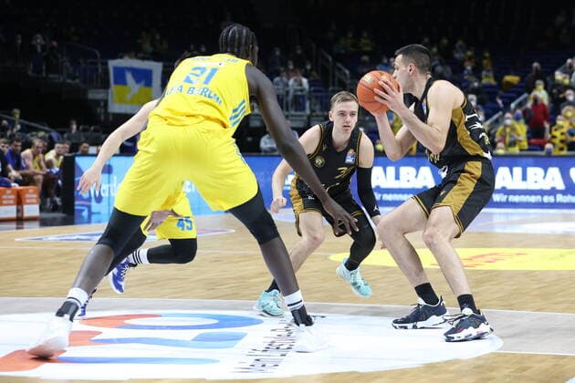 DEU, easyCredit BBL, ALBA vs Braunschweig, 16 03 2022, Mercedes Benz Arena, Berlin, DEU, easyCredit BBL, ALBA vs Braunschweig, pictured Christ Koumadje ALBA Berlin 21 , b31 , Benedikt Turudic Braunschweig 44 nordphotoxGmbHx xEngler nph00076