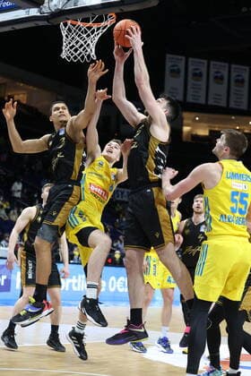 DEU, easyCredit BBL, ALBA vs Braunschweig, 16 03 2022, Mercedes Benz Arena, Berlin, DEU, easyCredit BBL, ALBA vs Braunschweig, in picture Malte Delow ALBA Berlin 6 , Nicholas Tischler Braunschweig 3 , Owen Klassen Braunschweig 5 nordphotoxGmbHx xEngler nph00076