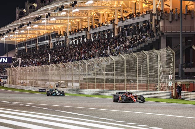 55 SAINZ Carlos (spa), Scuderia Ferrari F1-75, action 44 HAMILTON Lewis (gbr), Mercedes AMG F1 Team W13, action during the Formula 1 Gulf Air Bahrain Grand Prix 2022, 1st round of the 2022 FIA Formula One World Championship, WM, Weltmeisterschaft on the Bahrain International Circuit, from March 18 to 20, 2022 in Sakhir, Bahrain - F1 - BAHRAIN GRAND PRIX 2022 - RACE DPPI Panoramic GOOD8698