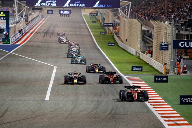 16 LECLERC Charles (mco), Scuderia Ferrari F1-75, action 01 VERSTAPPEN Max (nld), Red Bull Racing RB18, action 55 SAINZ Carlos (spa), Scuderia Ferrari F1-75, action during the Formula 1 Gulf Air Bahrain Grand Prix 2022, 1st round of the 2022 FIA Formula One World Championship, WM, Weltmeisterschaft on the Bahrain International Circuit, from March 18 to 20, 2022 in Sakhir, Bahrain - F1 - BAHRAIN GRAND PRIX 2022 - RACE DPPI Panoramic _B3_9344