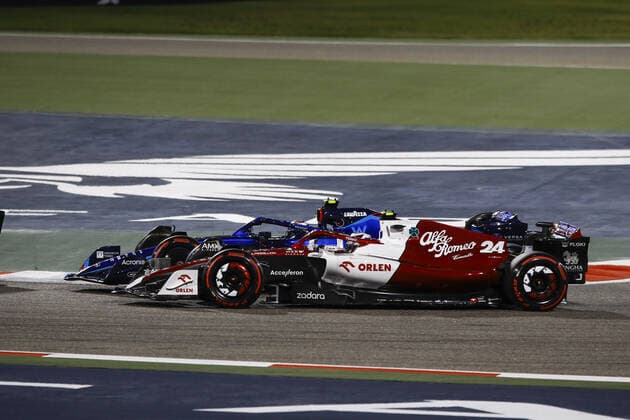 24 ZHOU Guanyu (chi), Alfa Romeo F1 Team ORLEN C42, action 06 LATIFI Nicholas (can), Williams Racing FW44, action during the Formula 1 Gulf Air Bahrain Grand Prix 2022, 1st round of the 2022 FIA Formula One World Championship, WM, Weltmeisterschaft on the Bahrain International Circuit, from March 18 to 20, 2022 in Sakhir, Bahrain - F1 - BAHRAIN GRAND PRIX 2022 - RACE DPPI Panoramic 00122005__B3_8914