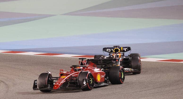 16 LECLERC Charles (mco), Scuderia Ferrari F1-75, action 01 VERSTAPPEN Max (nld), Red Bull Racing RB18, action during the Formula 1 Gulf Air Bahrain Grand Prix 2022, 1st round of the 2022 FIA Formula One World Championship, WM, Weltmeisterschaft on the Bahrain International Circuit, from March 18 to 20, 2022 in Sakhir, Bahrain - F1 - BAHRAIN GRAND PRIX 2022 - RACE DPPI Panoramic AC9I2719