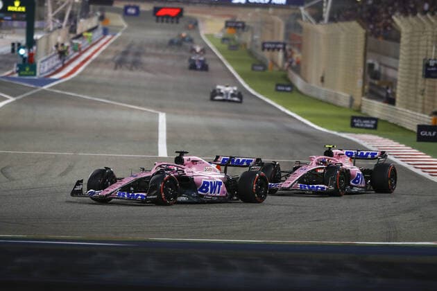 14 ALONSO Fernando (spa), Alpine F1 Team A522, action 31 OCON Esteban (fra), Alpine F1 Team A522, action during the Formula 1 Gulf Air Bahrain Grand Prix 2022, 1st round of the 2022 FIA Formula One World Championship, WM, Weltmeisterschaft on the Bahrain International Circuit, from March 18 to 20, 2022 in Sakhir, Bahrain - F1 - BAHRAIN GRAND PRIX 2022 - RACE DPPI Panoramic 00122005__B3_8960