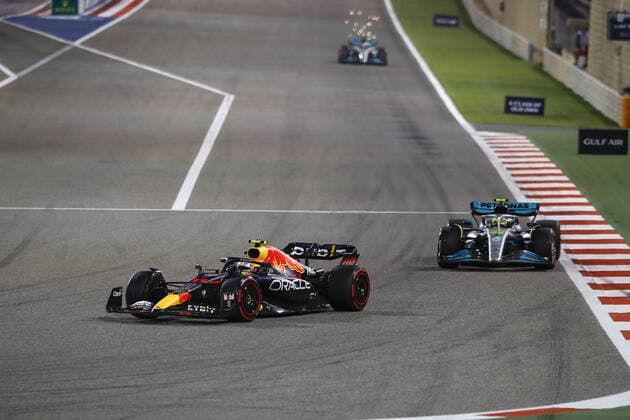 11 PEREZ Sergio (mex), Red Bull Racing RB18, action 44 HAMILTON Lewis (gbr), Mercedes AMG F1 Team W13, action during the Formula 1 Gulf Air Bahrain Grand Prix 2022, 1st round of the 2022 FIA Formula One World Championship, WM, Weltmeisterschaft on the Bahrain International Circuit, from March 18 to 20, 2022 in Sakhir, Bahrain - F1 - BAHRAIN GRAND PRIX 2022 - RACE DPPI Panoramic 00122005__B3_8990