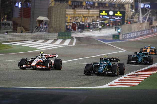 47 SCHUMACHER Mick (ger), Haas F1 Team VF-22 Ferrari, action 27 HULKENBERG Nico (ger), Aston Martin F1 Team AMR22, action during the Formula 1 Gulf Air Bahrain Grand Prix 2022, 1st round of the 2022 FIA Formula One World Championship, WM, Weltmeisterschaft on the Bahrain International Circuit, from March 18 to 20, 2022 in Sakhir, Bahrain - F1 - BAHRAIN GRAND PRIX 2022 - RACE DPPI Panoramic 00122005__B3_8983