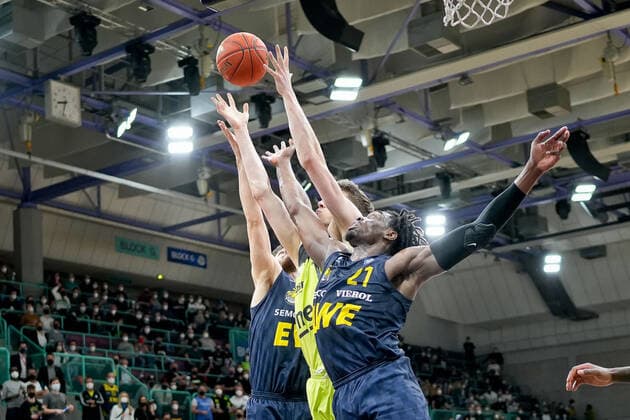medi bayreuth EWE Baskets Oldenburg , Basketball, Bundesliga, BBL, Matchday 14, Season 2021 2022, 23 03 2022 21Odiase, Tai EWE Oldenburg 11 Seiferth Andreas medi bayreuth medi bayreuth EWE Baskets Oldenburg , Basketball, Bundesliga, BBL, Matchday 14, Season 2021 2022, 23 03 2022 Bayreuth Copyright: xEibner-Pressefoto ThorstenxOchsx EP_TOS