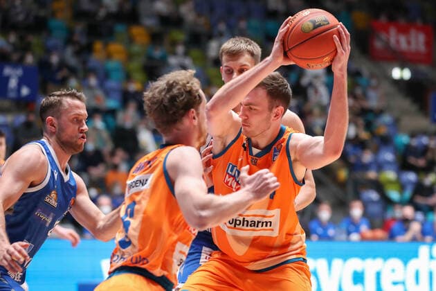 Ponitka Marcel, Fraport Skyliners, 42 , Herkenhoff Philipp, Ratiopharm Ulm, 14 , , GER,Basketball, BBL, Fraport Skyliners vs Ratiopharm Ulm,25 03 2022 Copyright: xEibner-Pressefoto UlrichxScherbaumx EP_usm