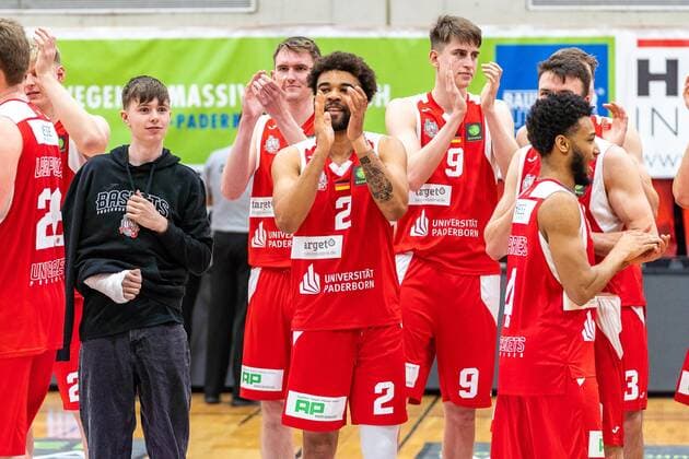 Badu Buck Uni Baskets Paderborn, 2 Jordan Livingston Barnes Uni Baskets Paderborn, 4 Vincent Neugebauer Uni Baskets Paderborn, 9 GER, Uni Baskets Paderborn vs Roemerstrom Gladiators Trier, basketball, 2 Bundesliga ProA, season 2021 2022, 31 matchday, 25 03 2022 Uni Baskets Paderborn vs Roemerstrom Gladiators Trier, basketball, 2 Bundesliga ProA, season 2021 2022, 31 matchday, 25 03 2022 Paderborn Copyright: xEibner-Pressefoto BahhoxKarax EP_BKA